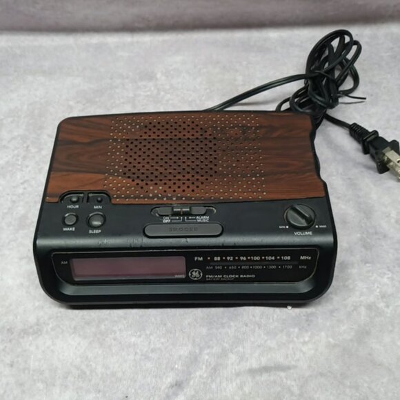 Vintage GE General Electric AM/FM Clock Radio Model 7-4613B TESTED - Picture 4 of 5